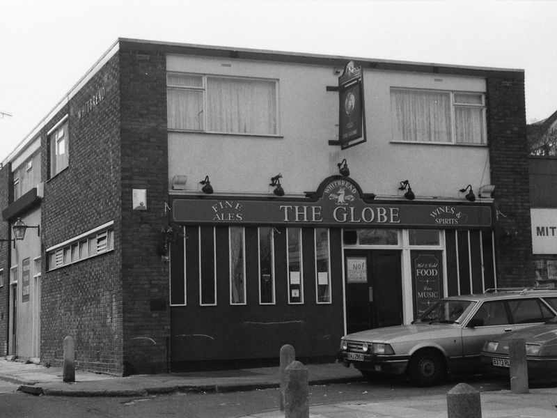 Globe London E9 taken 1 April 1989.. (Pub, External). Published on 08-09-2018