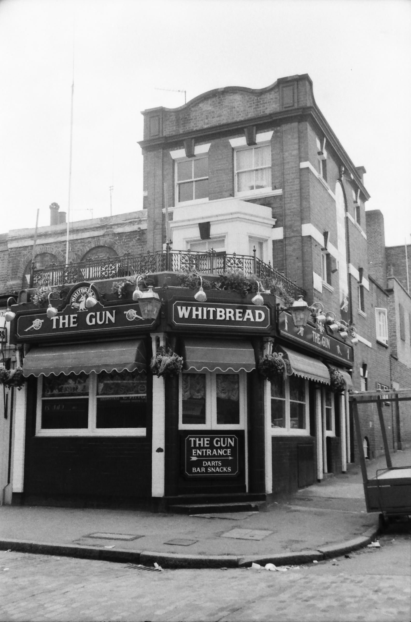 Gun London E9 taken 2 July 1989. (Pub, External). Published on 08-09-2018