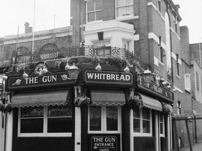 Gun London E9 taken 2 July 1989. (Pub, External). Published on 08-09-2018