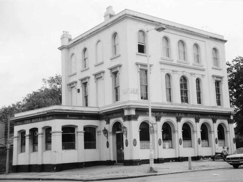 Royal London E9 taken in 1987. (Pub, External). Published on 08-09-2018 