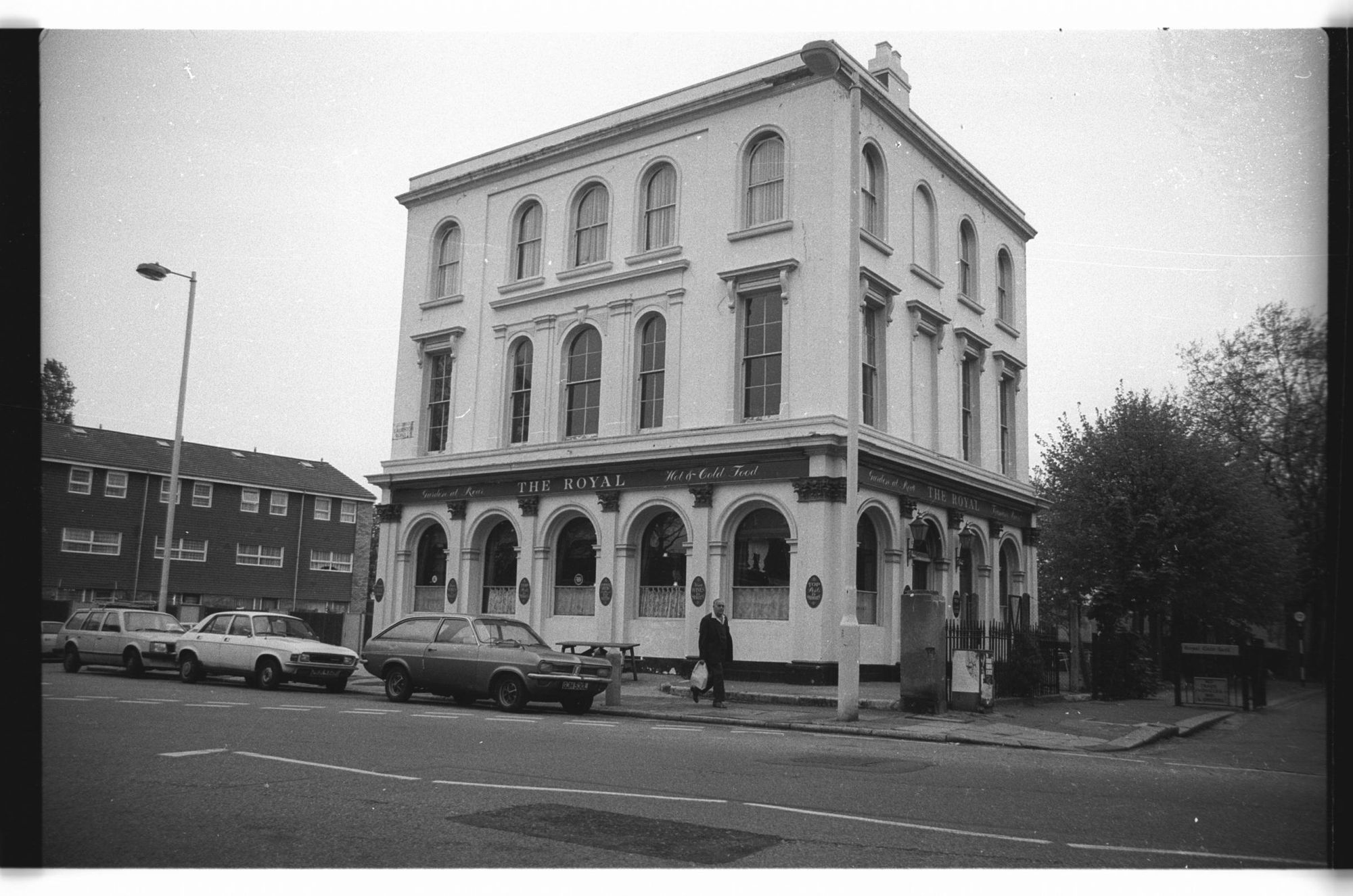 Royal London E9 taken in July 1985. (Pub, External). Published on 08-09-2018