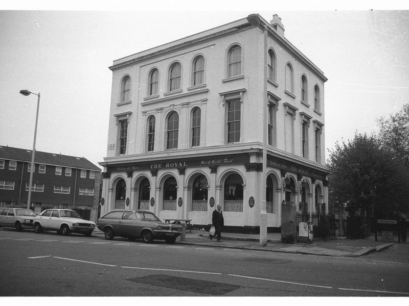 Royal London E9 taken in July 1985. (Pub, External). Published on 08-09-2018
