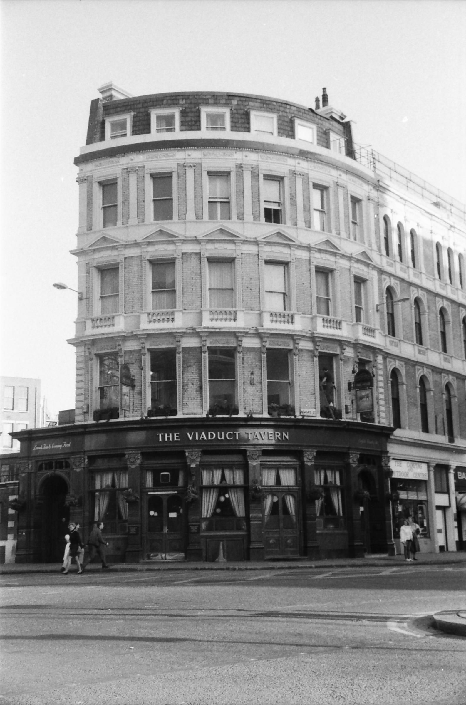 Viaduct Tavern London EC1 taken 10 Dec 1988.. (Pub, External). Published on 14-01-2019