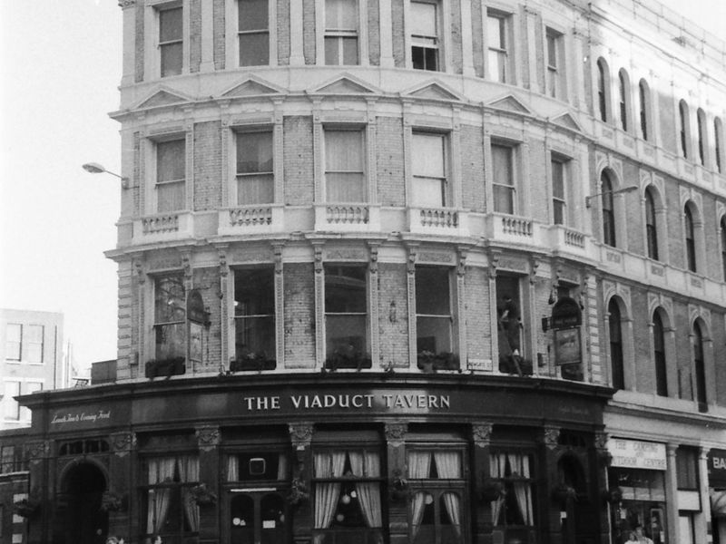 Viaduct Tavern London EC1 taken 10 Dec 1988.. (Pub, External). Published on 14-01-2019