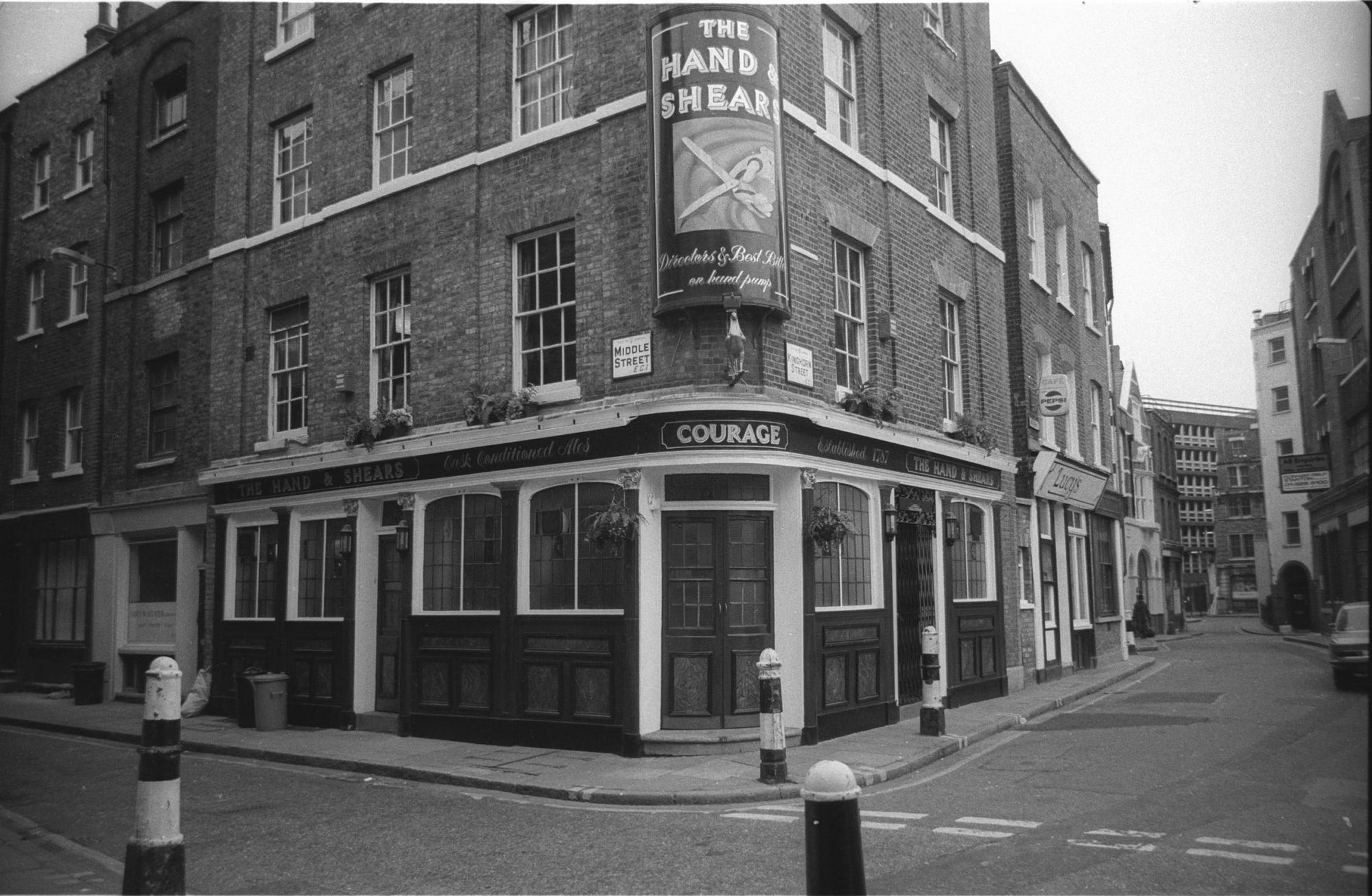 Hand & Shears London EC1 Taken July 1985.. (Pub, External). Published on 14-01-2019