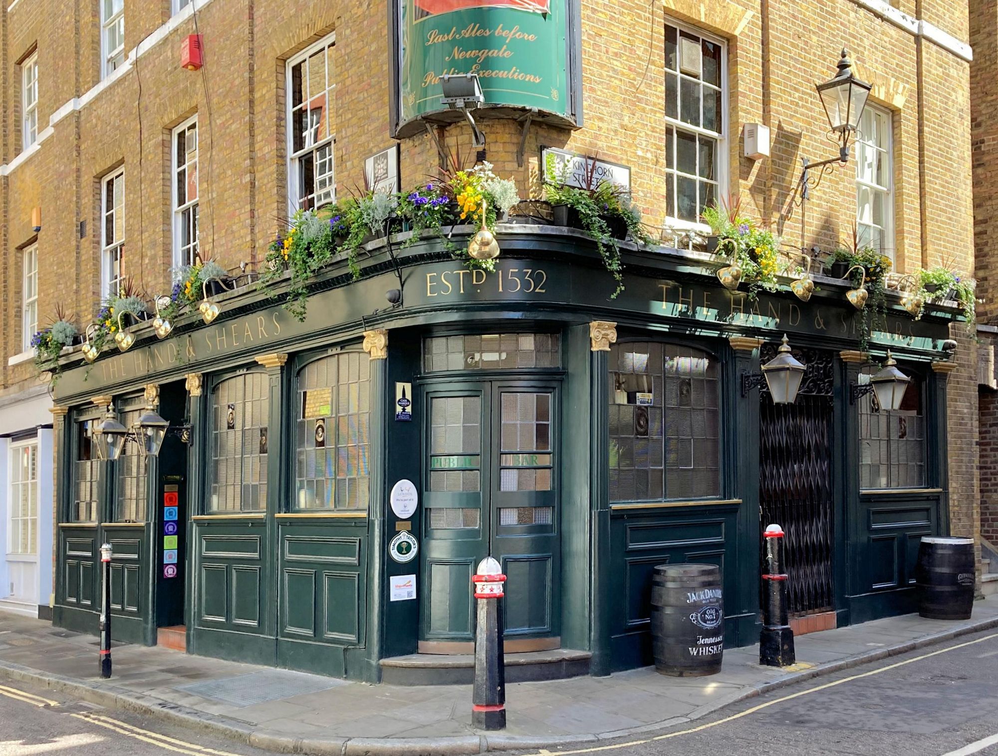 Hand AND Shears London EC1A 20260415. (Pub, External, Key). Published on 28-04-2026