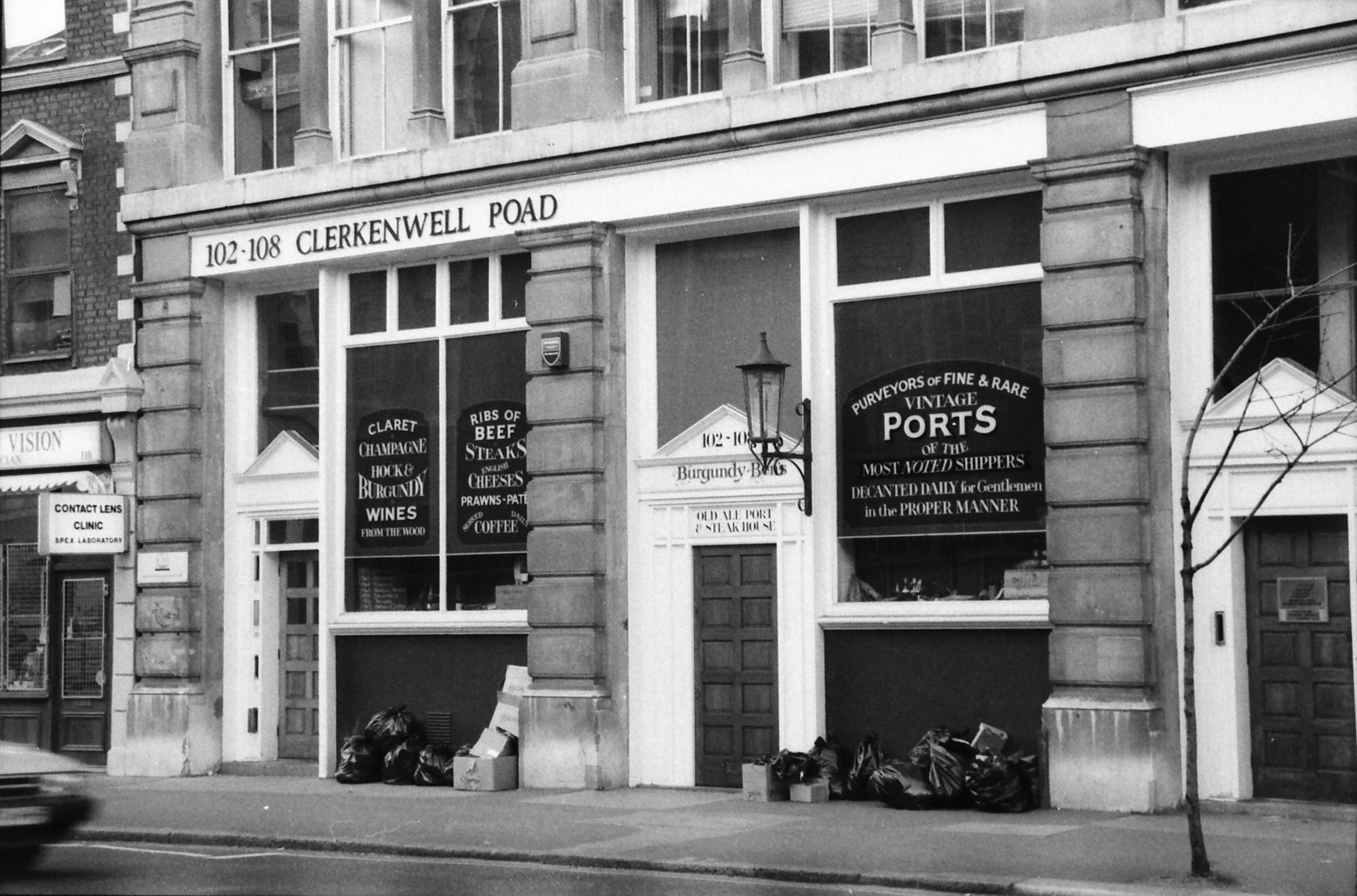Burgundy Bens London EC1 taken 10 Dec 1988.. (Pub, External, Key). Published on 07-02-2019