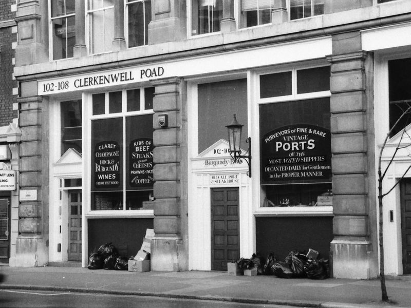 Burgundy Bens London EC1 taken 10 Dec 1988.. (Pub, External, Key). Published on 07-02-2019