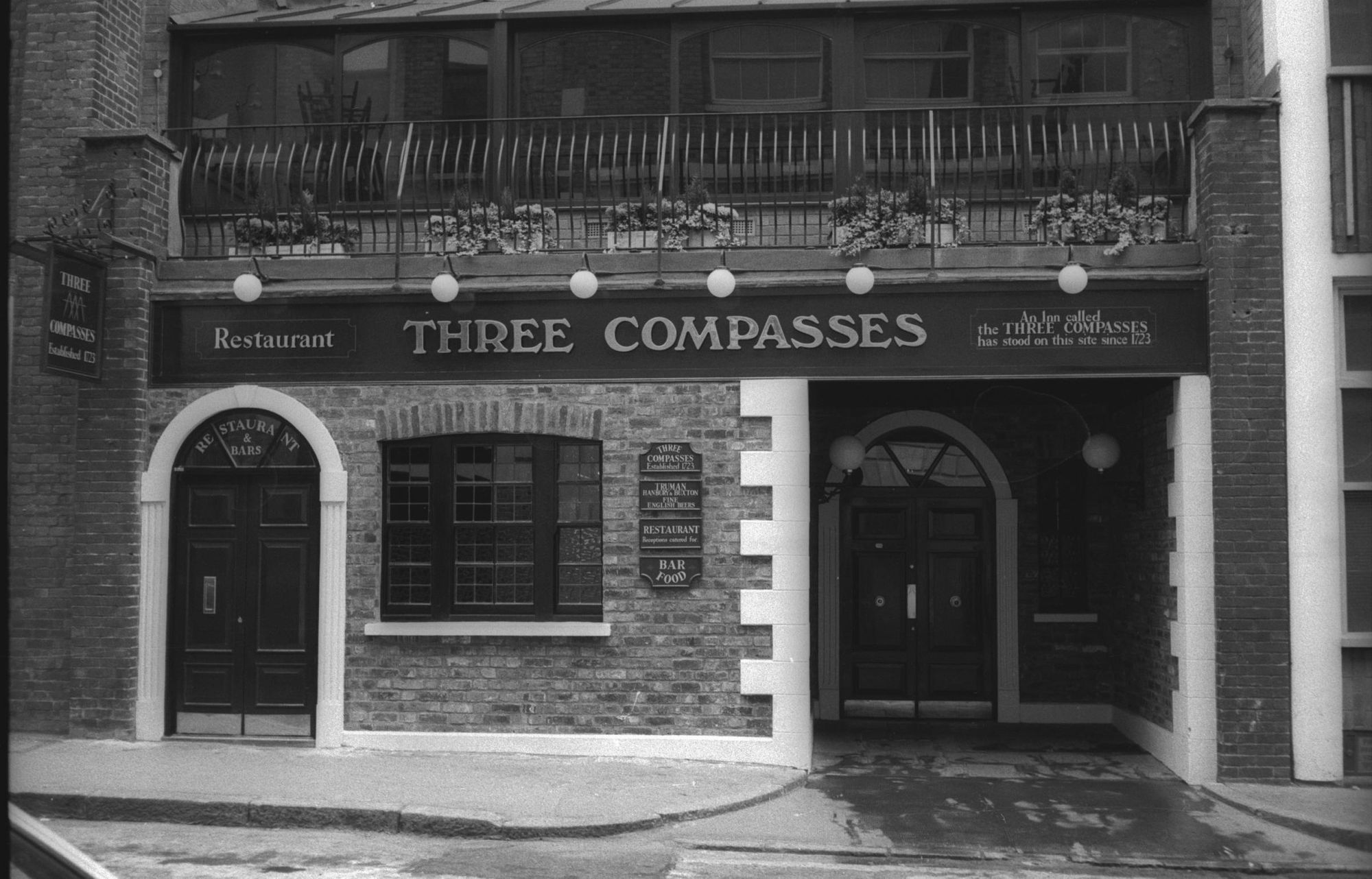Three Compasses London EC1 taken July 1985.. (Pub, External). Published on 07-02-2019