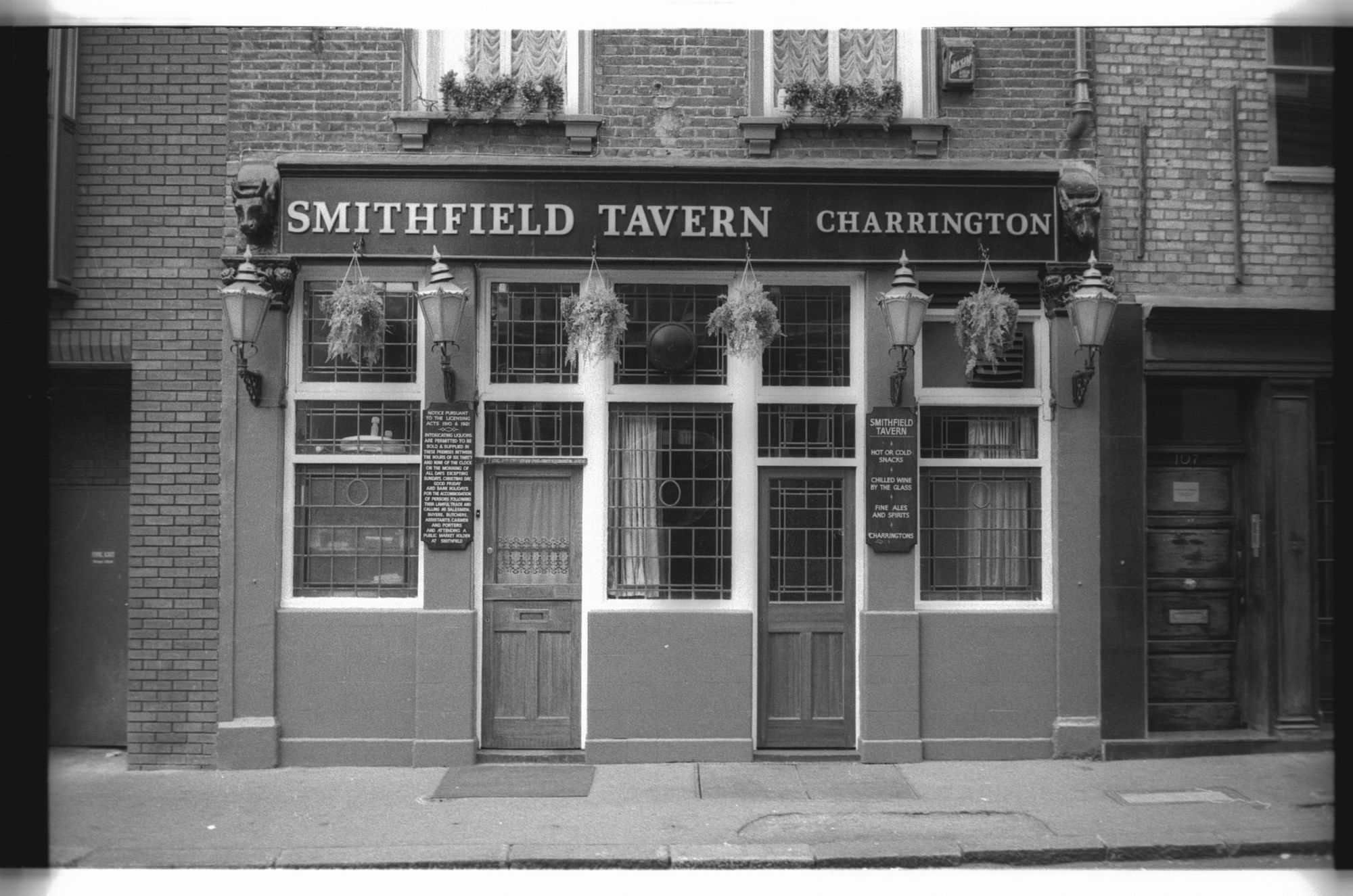 Smithfield Tavern London EC1 taken July 1985.. (Pub, External). Published on 07-02-2019
