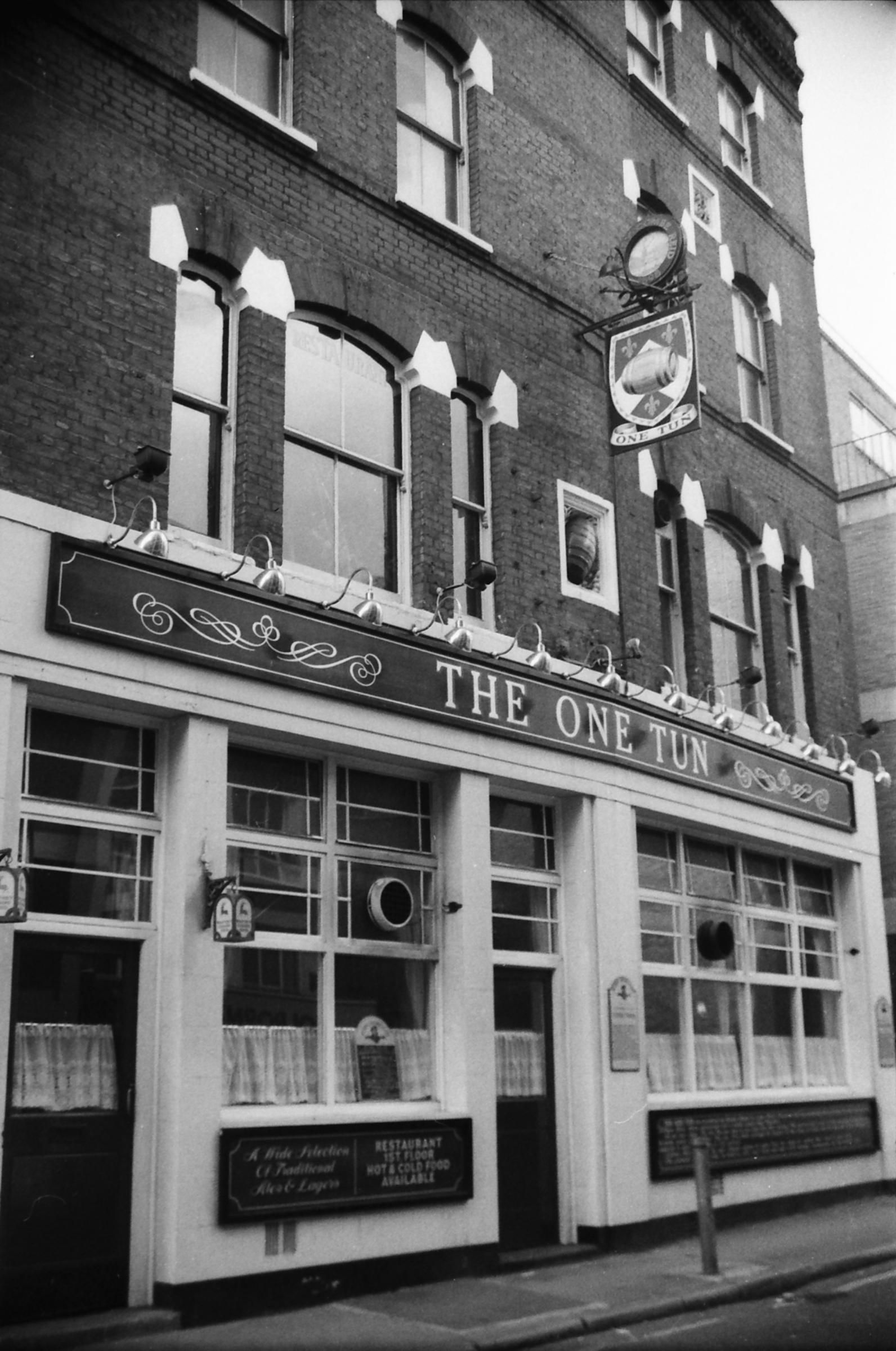 One tun London EC1 taken Feb 1986.. (Pub, External). Published on 07-02-2019