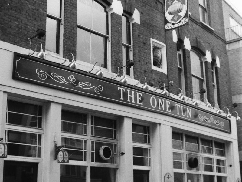 One tun London EC1 taken Feb 1986.. (Pub, External). Published on 07-02-2019 