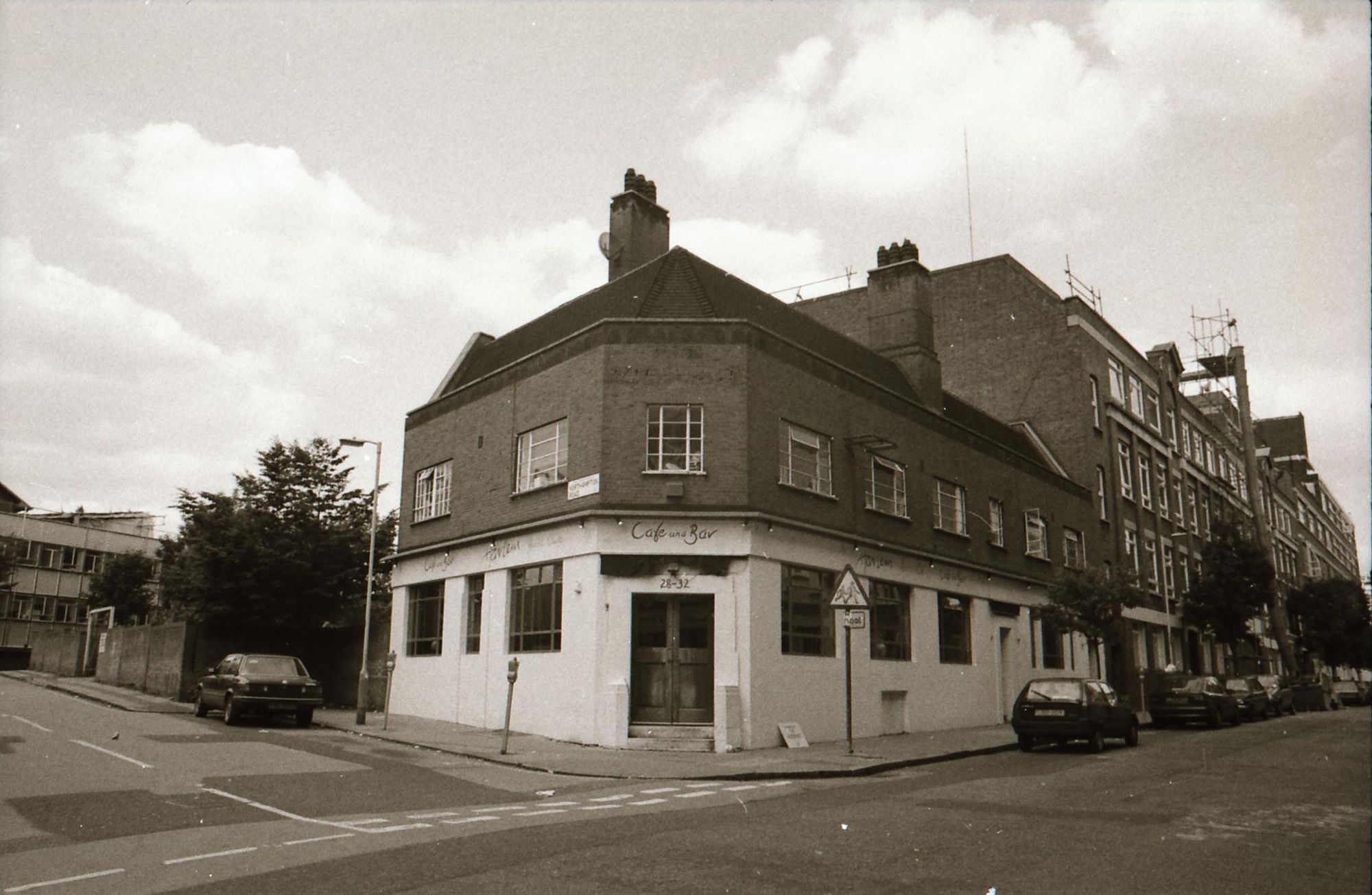Surprise London EC1 taken May 1994.. (Pub, External). Published on 07-02-2019