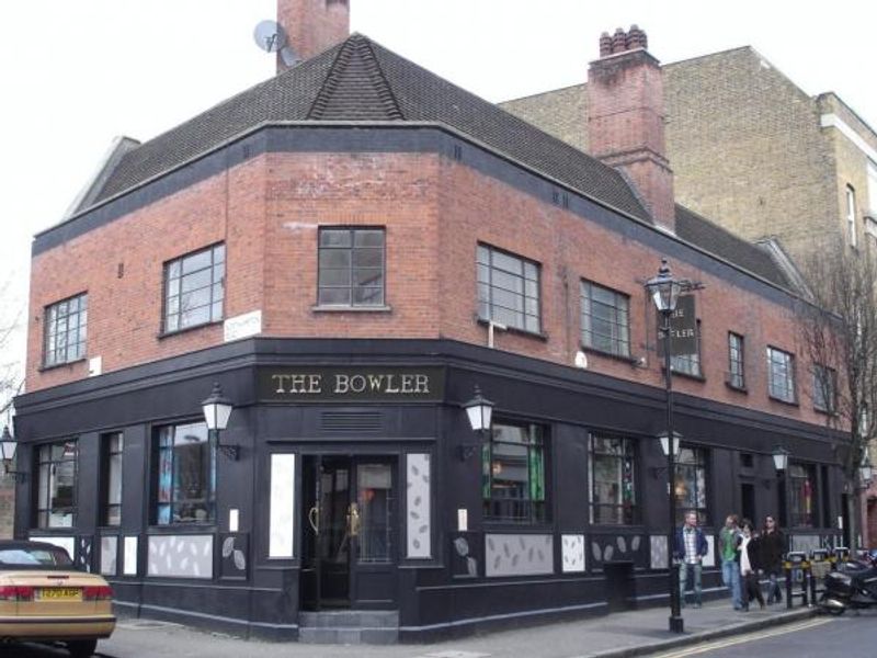 Surprise-Bowler London EC1. (Pub, External). Published on 25-11-2013 