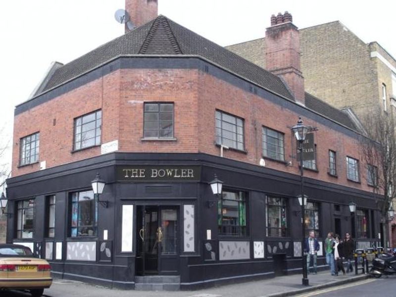 Surprise-Bowler London EC1. (Pub, External). Published on 25-11-2013