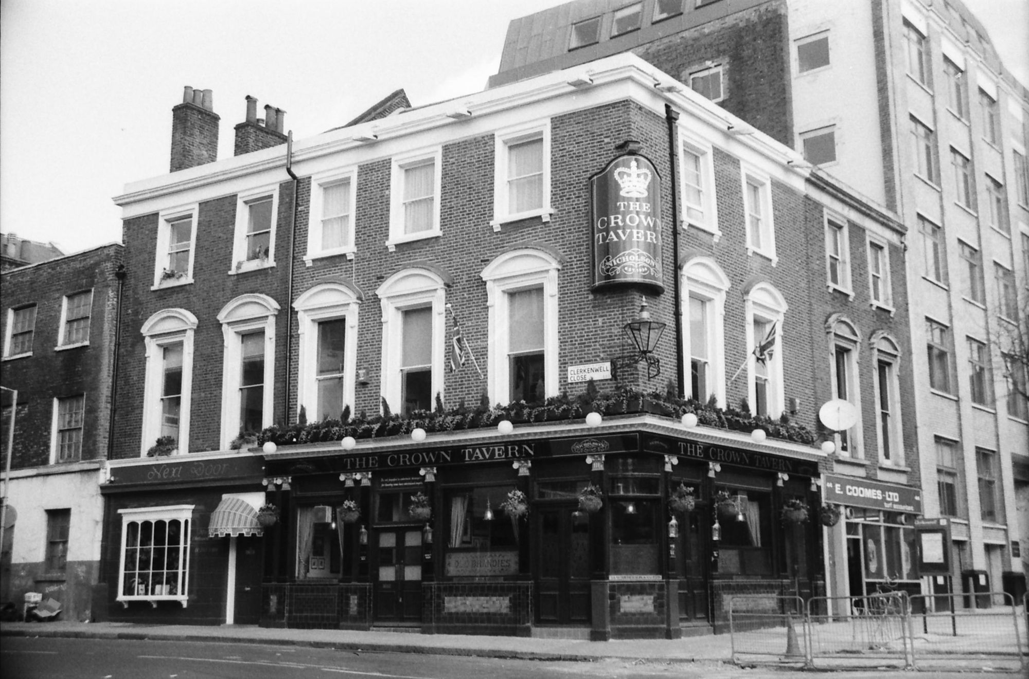 Crown Tavern London EC1 taken Feb 1989.. (Pub, External). Published on 07-02-2019