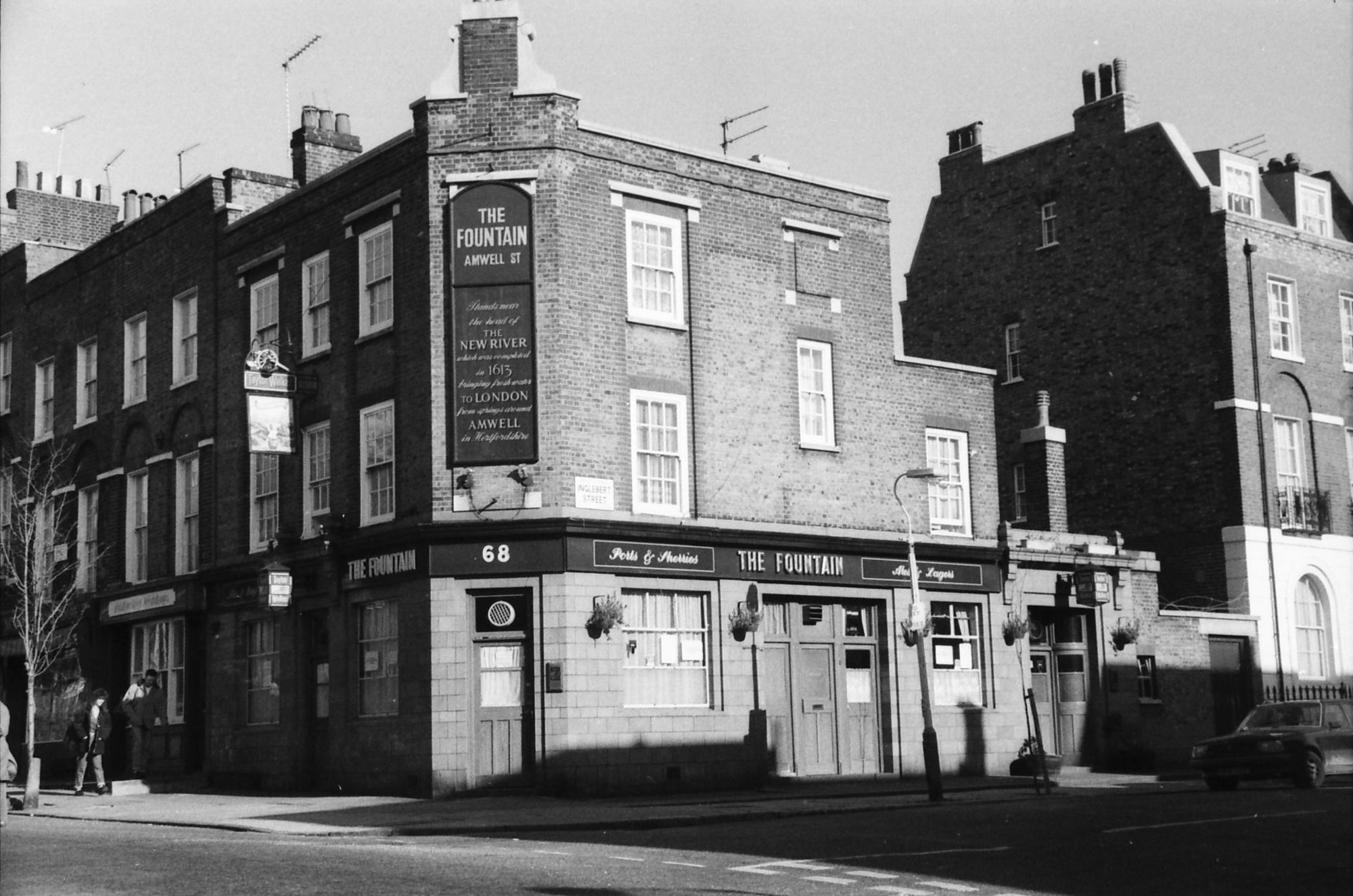 Fountain London EC1 in Feb 1989.. (Pub, External). Published on 07-02-2019