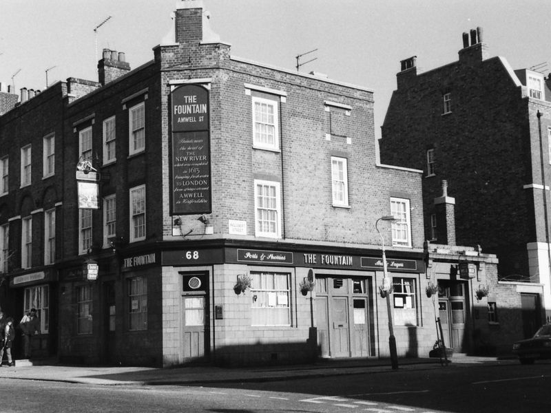 Fountain London EC1 in Feb 1989.. (Pub, External). Published on 07-02-2019