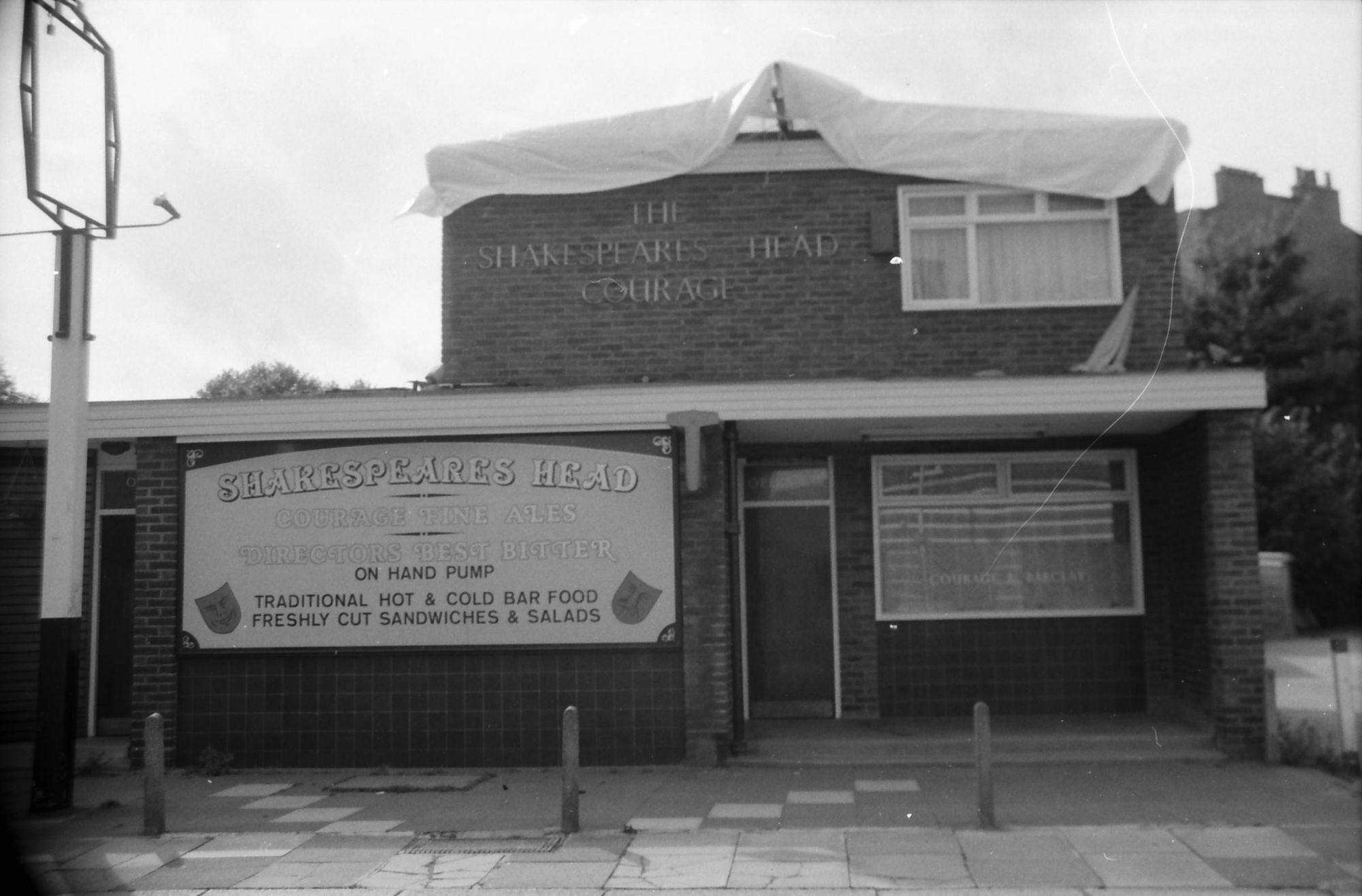 Shakspeares Head Arlington Way Aug 1986.. (Pub, External). Published on 07-02-2019