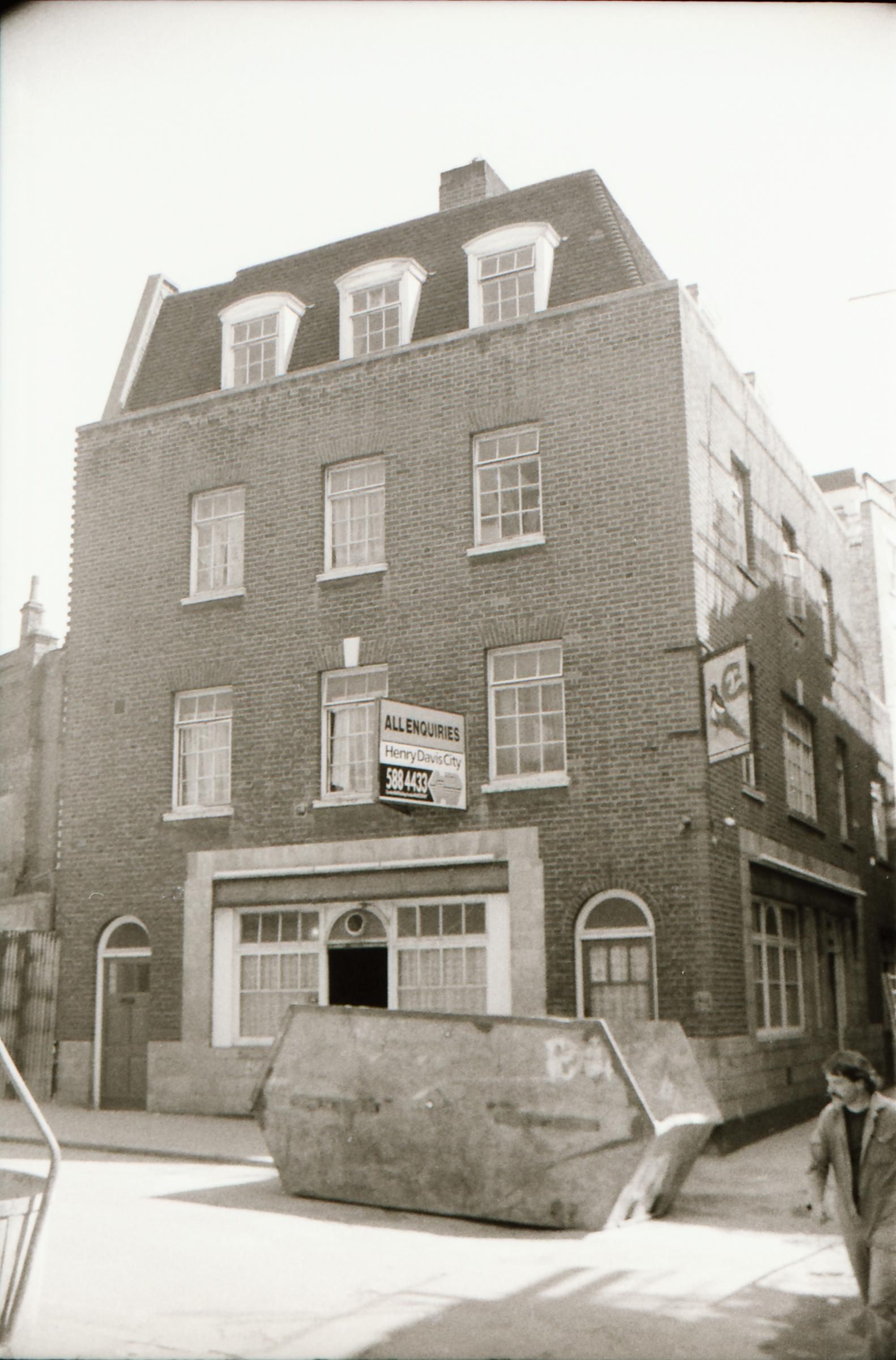 Horseshoe & Magpie London EC1 taken Aug 1989.. (Pub, External). Published on 07-02-2019