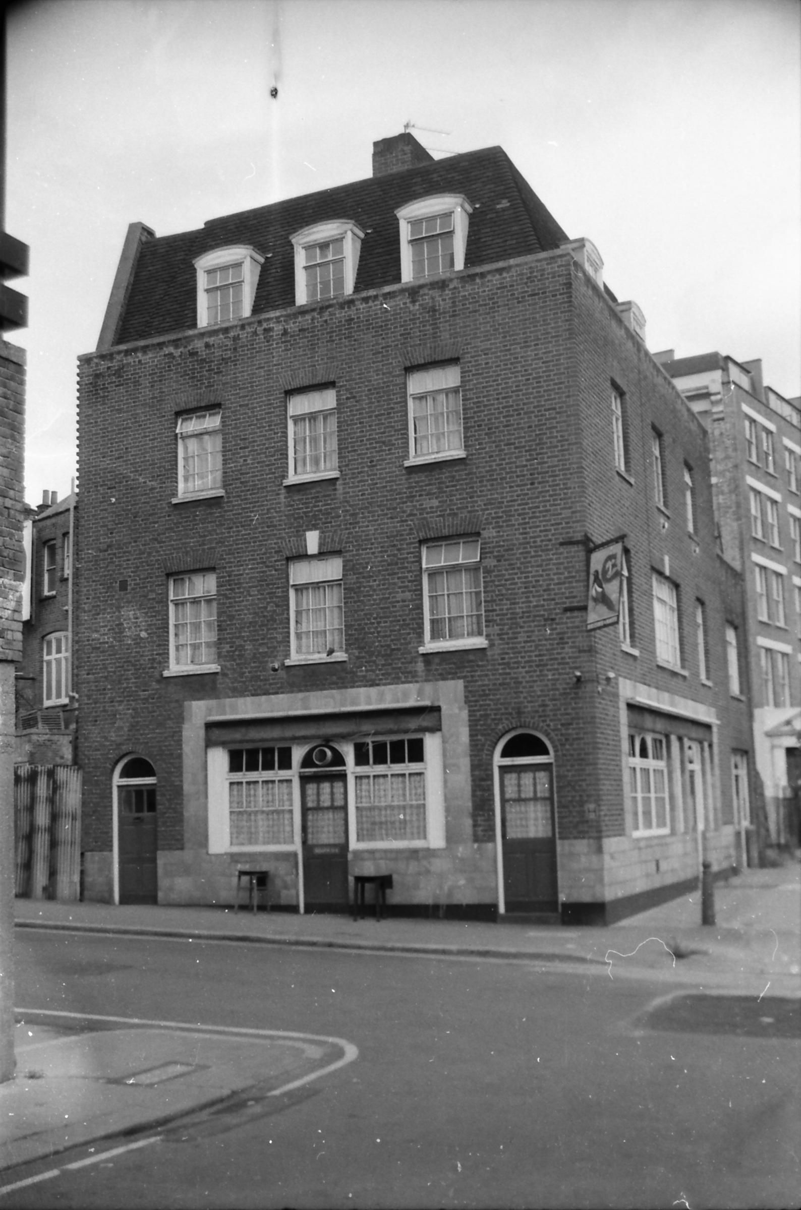 Horseshoe & Mapie London EC1 taken Aug 1986.. (Pub, External). Published on 07-02-2019