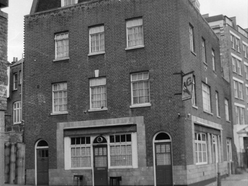 Horseshoe & Mapie London EC1 taken Aug 1986.. (Pub, External). Published on 07-02-2019