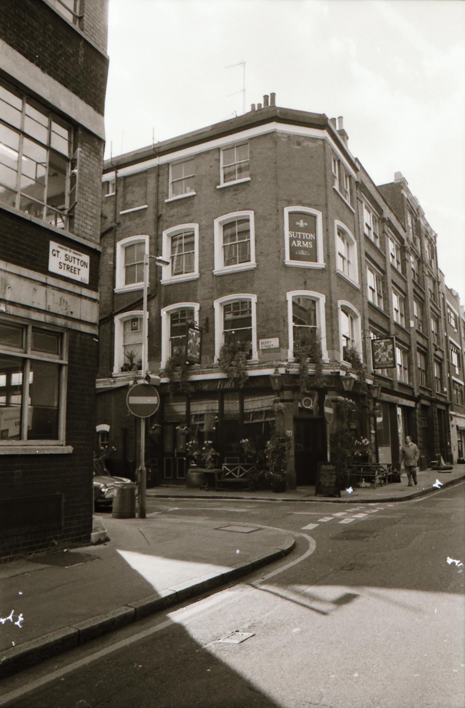 SuttonvArms Gt Sutton St London EC1 taken April 1994.. (Pub, External). Published on 07-02-2019