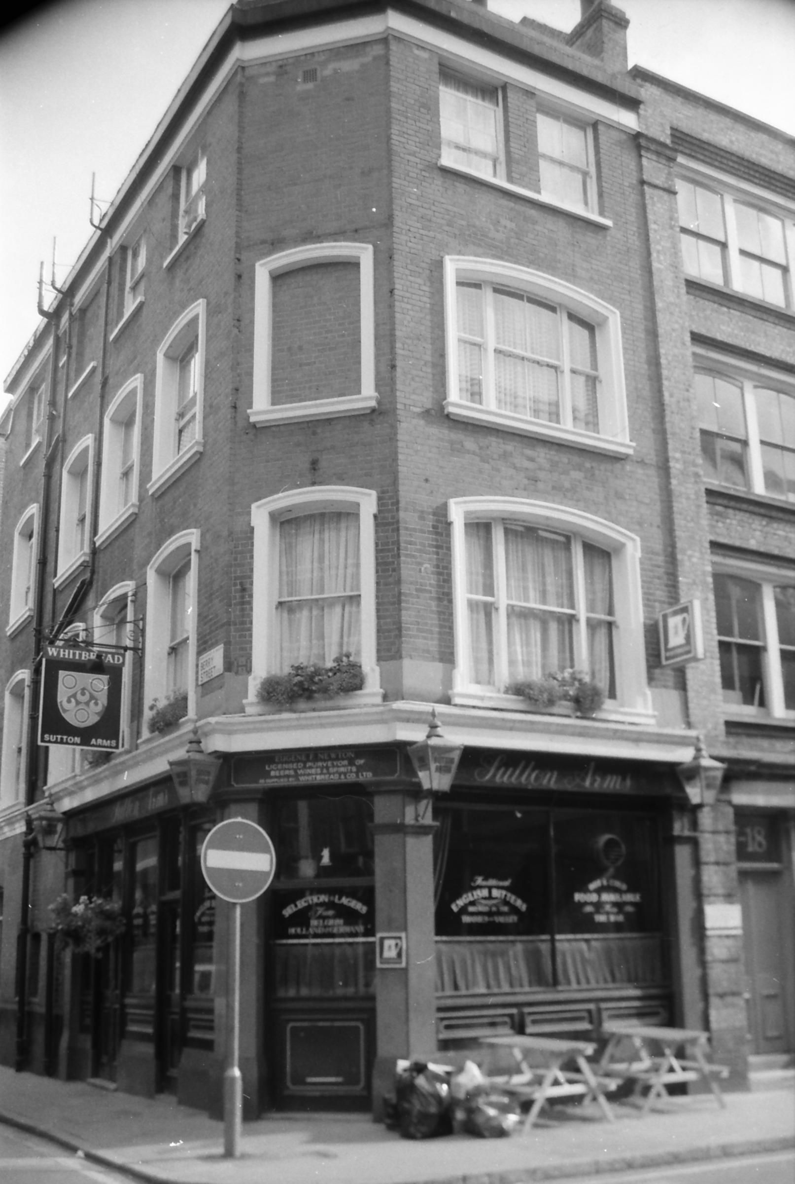 Sutton Arms Gt Sutton St London EC1 in Aug 1986.. (Pub, External). Published on 07-02-2019