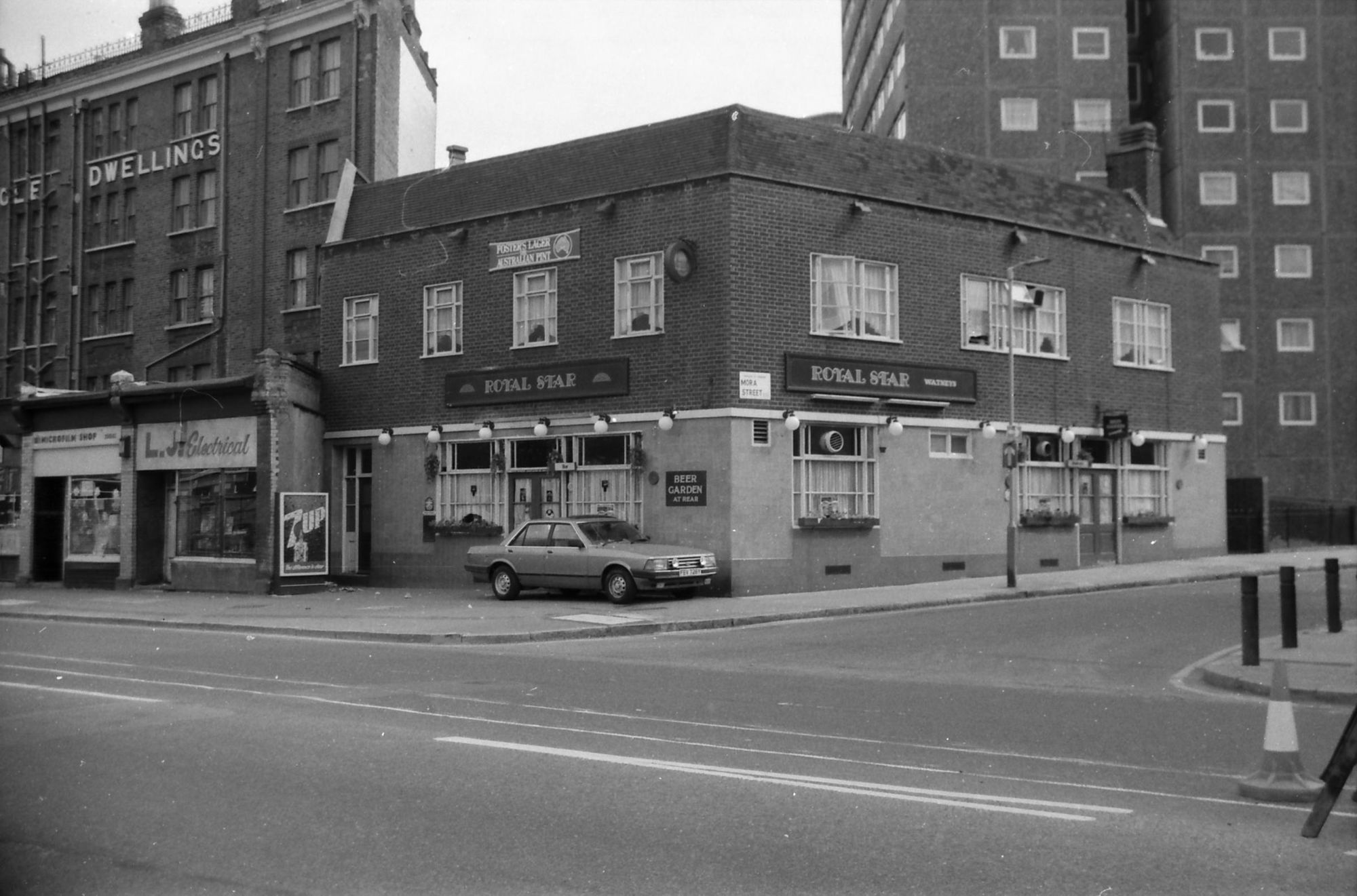 Royal Star London EC1 taken Aug 1986.. (Pub, External). Published on 07-02-2019