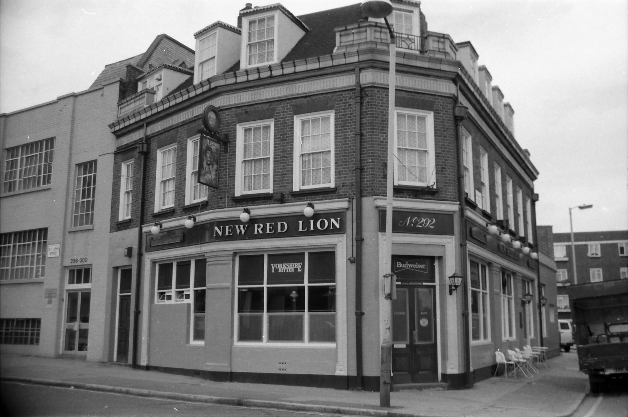 New Red Lion London EC1 taken Aug 1986.. (Pub, External). Published on 07-02-2019