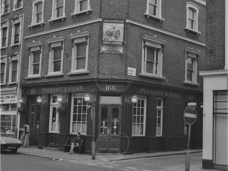 sant & Firkin London EC1 taken July 1985.. (Pub, External). Published on 07-02-2019
