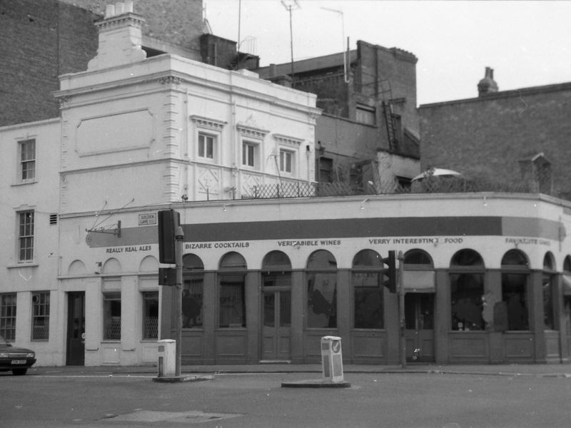 Vertical Refreshment Co London EC1 taken July 1985.. (Pub, External). Published on 07-02-2019