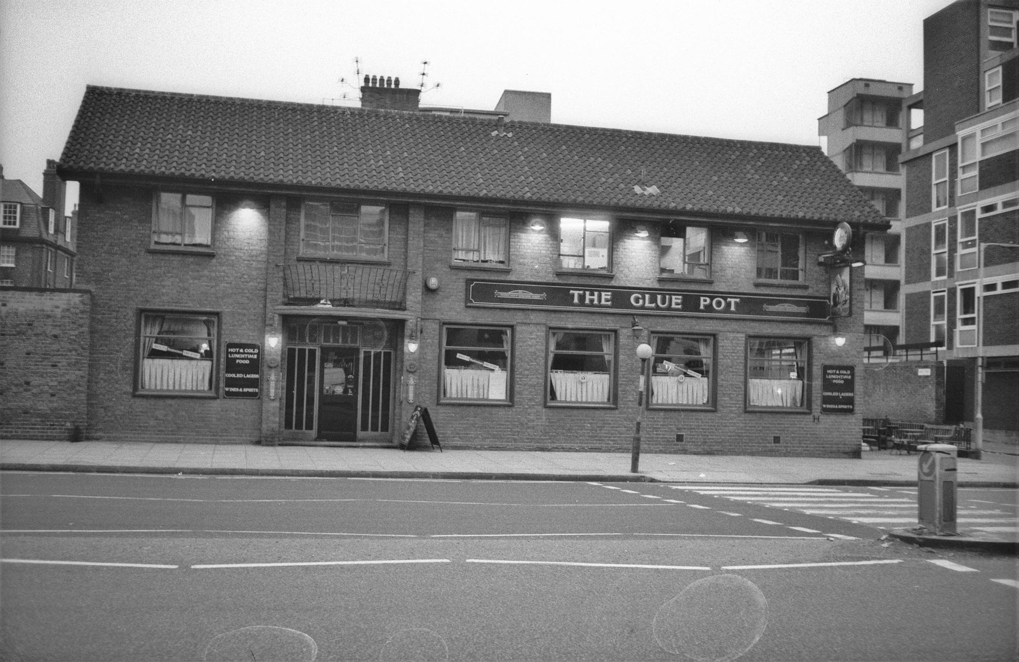 Glue Pot London EC1 taken July 1985.. (Pub, External). Published on 07-02-2019