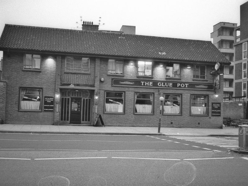 Glue Pot London EC1 taken July 1985.. (Pub, External). Published on 07-02-2019