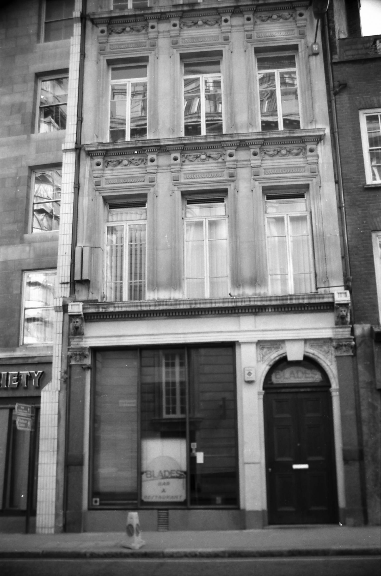 Blades London EC2 taken 18 Sept 1988.. (Pub, External). Published on 12-03-2019