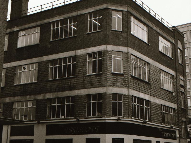 Truscott Arms London EC2 taken in between Dec 1992-Jan 1994.. (Pub, External, Key). Published on 12-03-2019