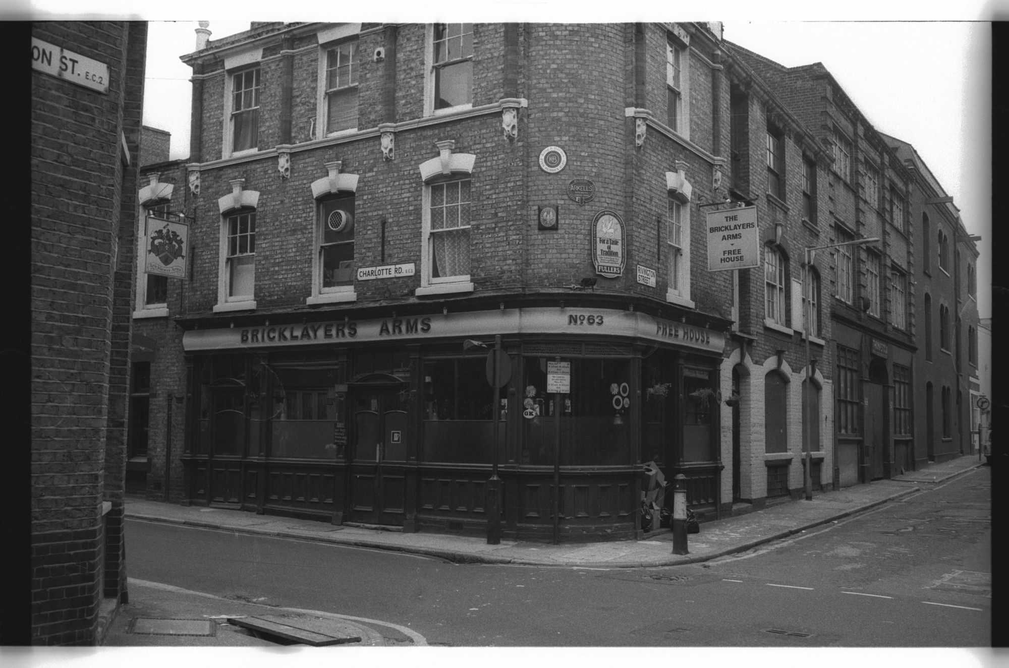 Bricklayers Arms London EC2 taken in July 1985.. (Pub, External). Published on 12-03-2019