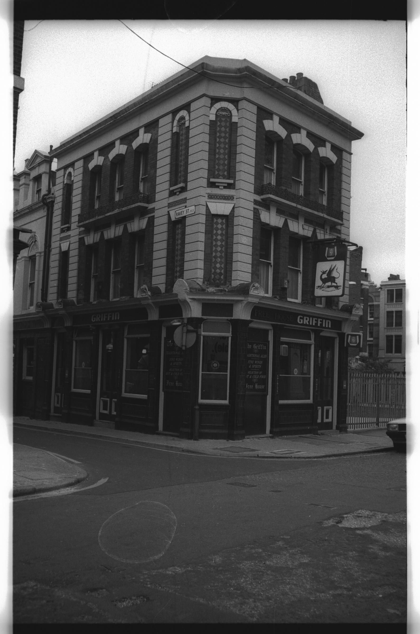 Griffin London EC2 taken in July 1985.. (Pub, External). Published on 12-03-2019