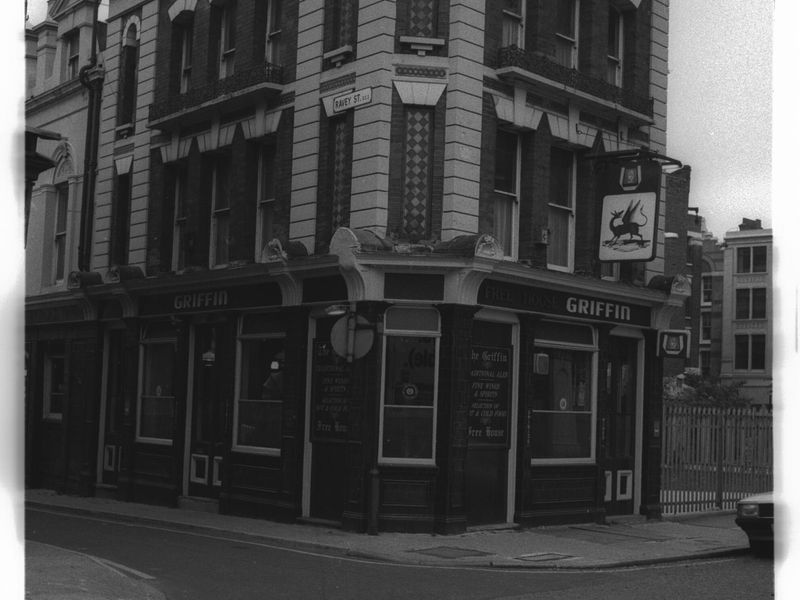 Griffin London EC2 taken in July 1985.. (Pub, External). Published on 12-03-2019