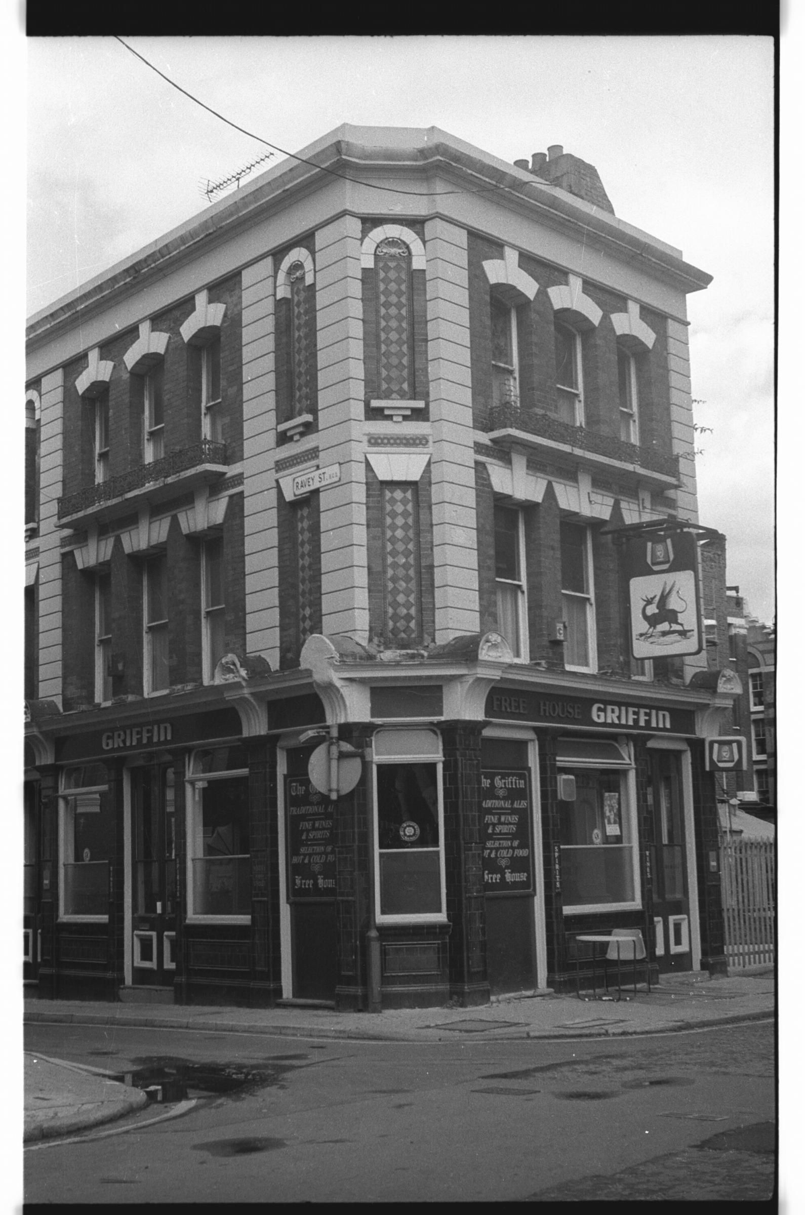 Griffin London EC2 taken late in 1985.. (Pub, External). Published on 12-03-2019