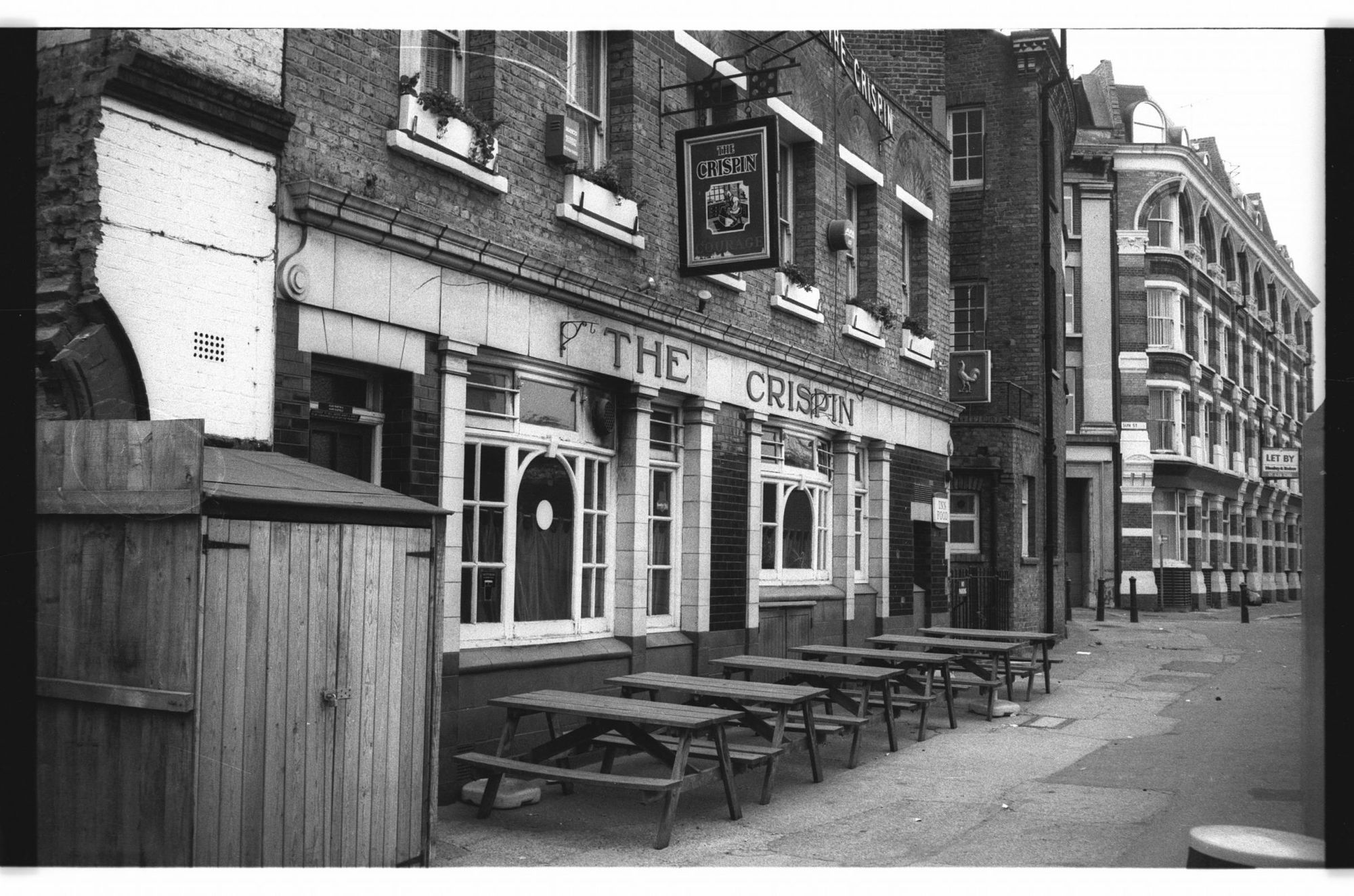 Crispin on its original site 18 Finsbury Ave London EC2 taken in. (Pub, External). Published on 12-03-2019