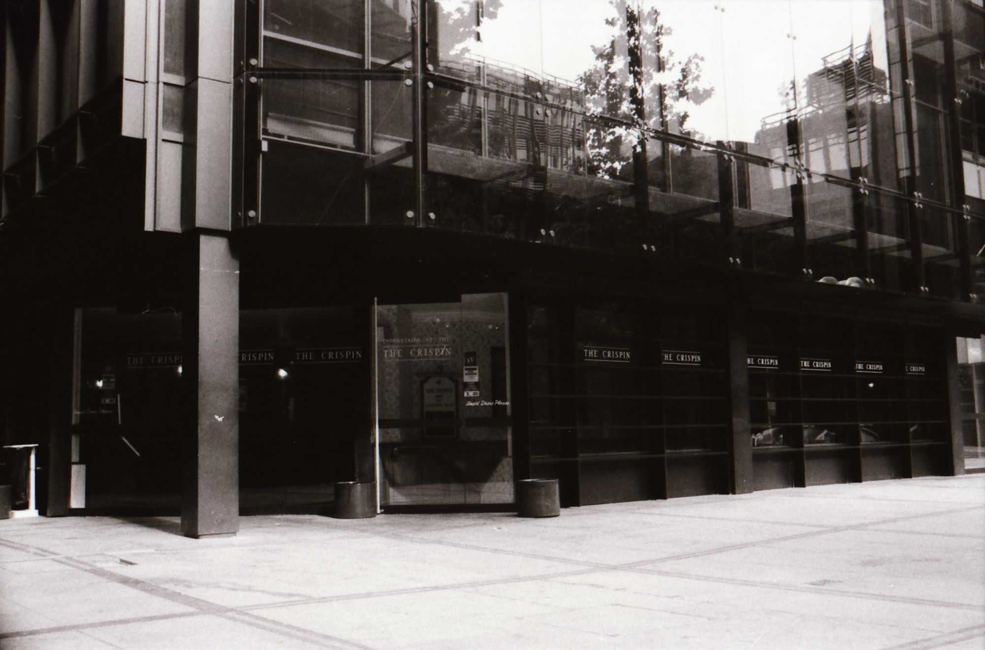 Crispin London EC2 taken in between Aug 1989-Feb 1990.. (Pub, External). Published on 12-03-2019