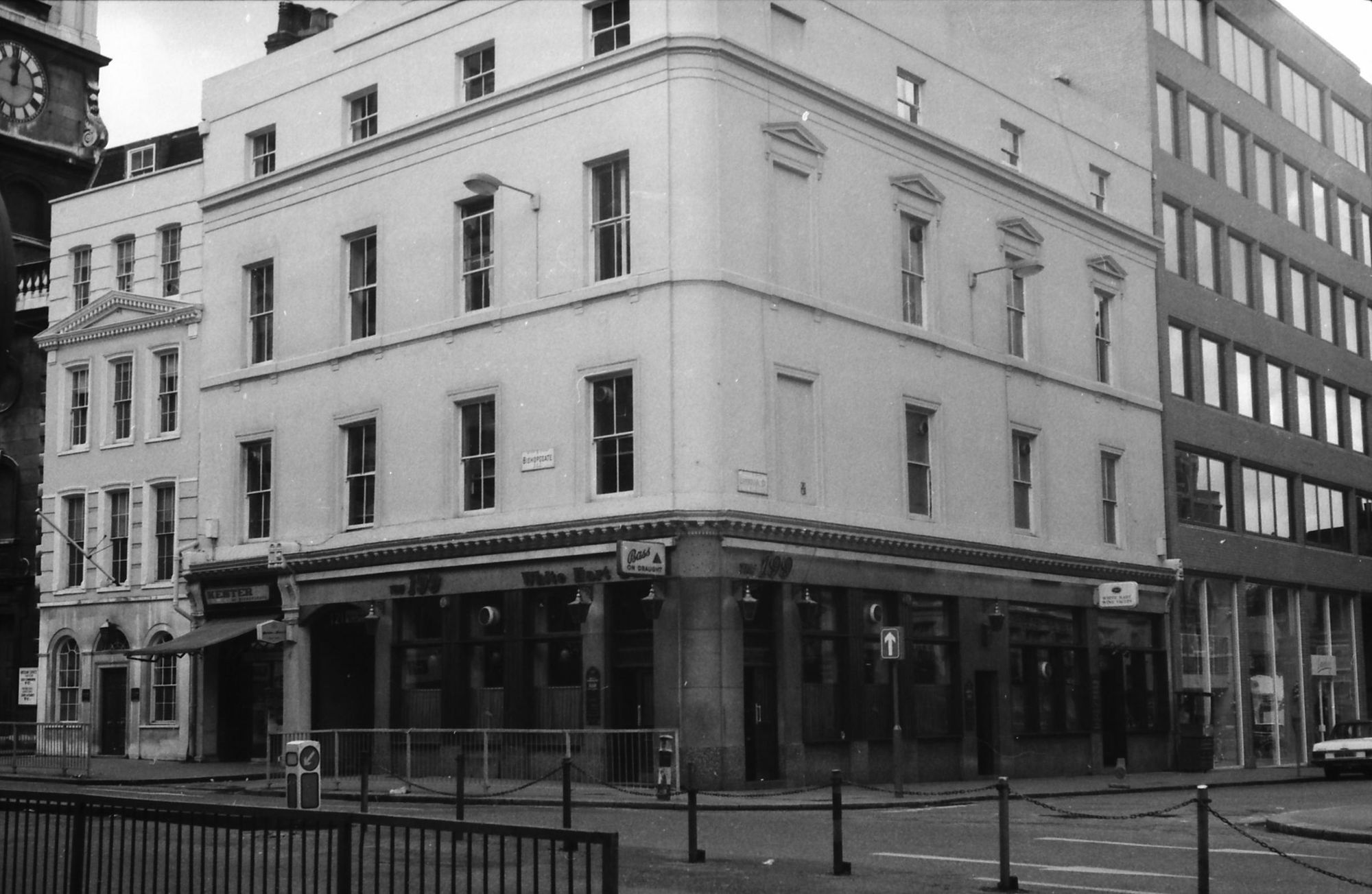 White Hart 121 Bishopsgate London EC2 in 1985.. (Pub, External). Published on 12-03-2019