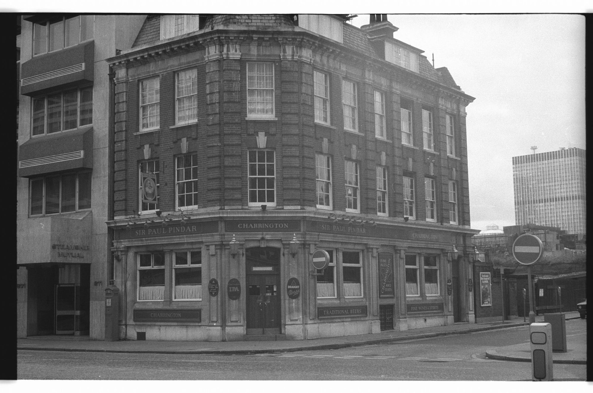 Sir Paul Pindar London EC2 taken in 1985.. (Pub, External). Published on 12-03-2019