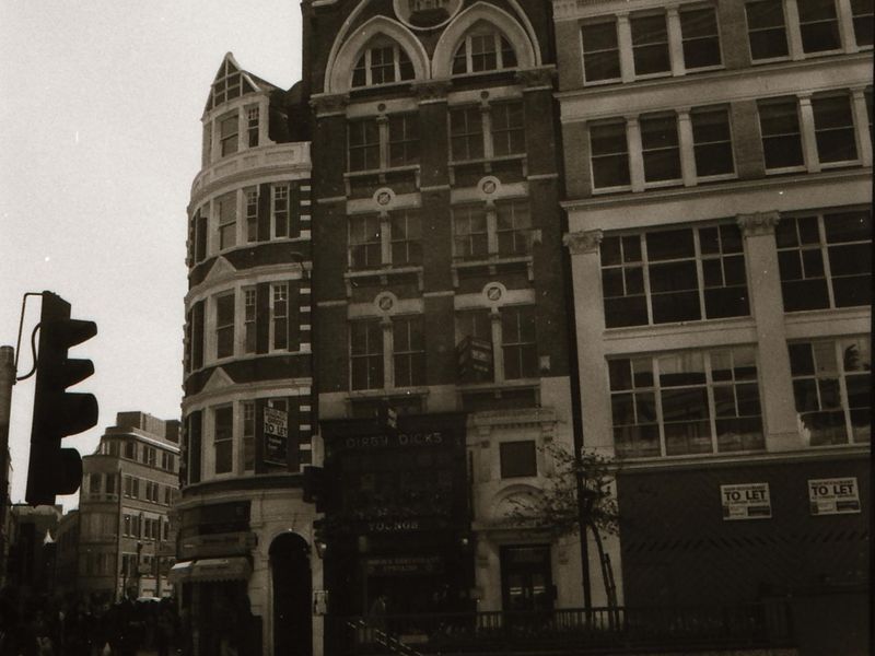 Dirty Dicks London EC12 in May 1994.. (Pub, External). Published on 12-03-2019