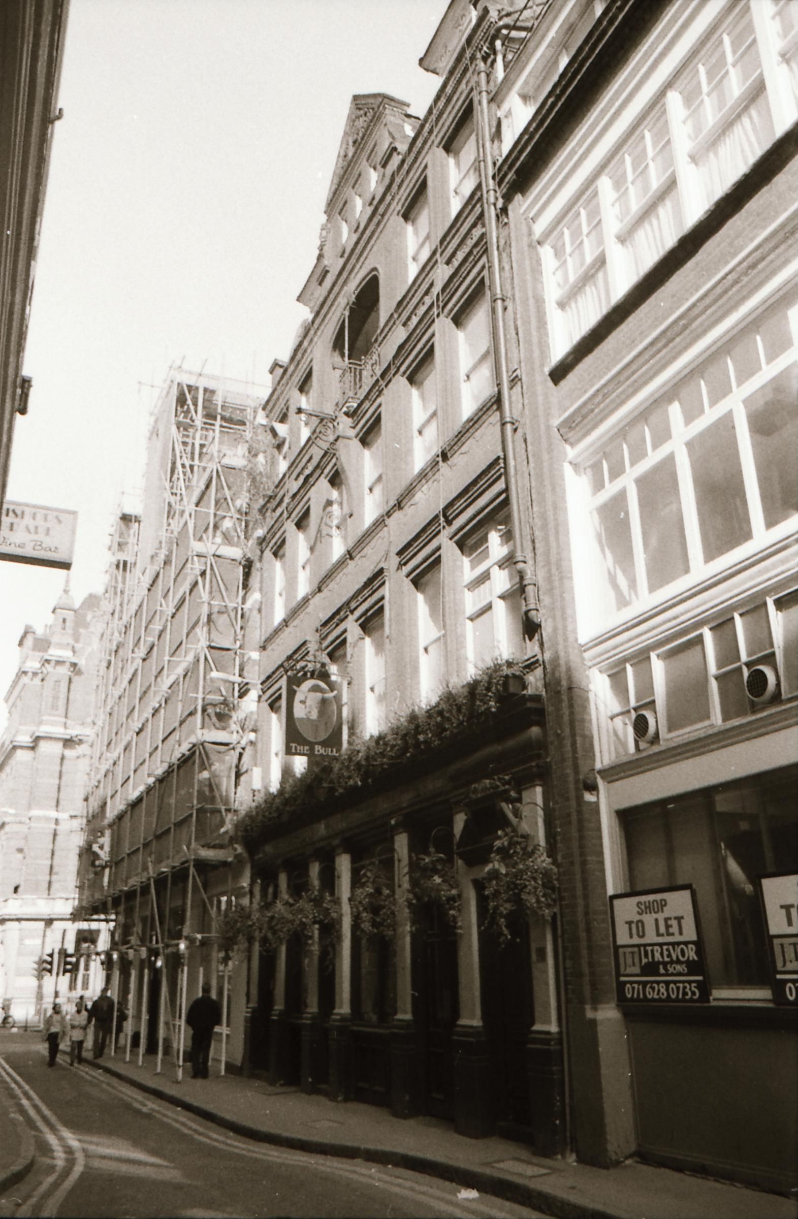 Bull London EC2 taken in May 1994.. (Pub, External). Published on 12-03-2019
