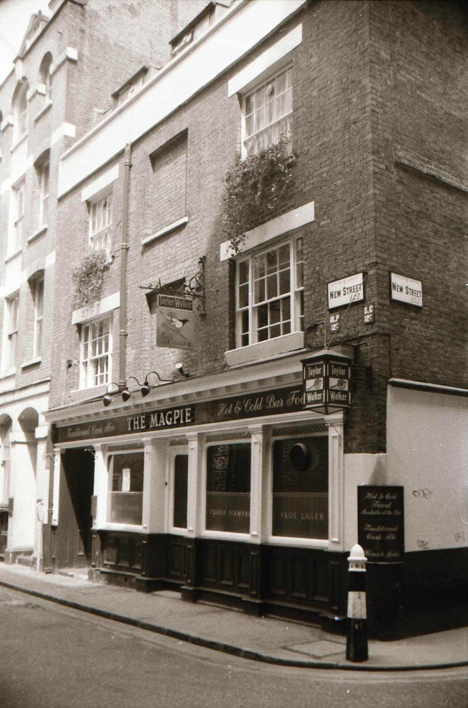 Magpie London EC2 taken July 1989.. (Pub, External). Published on 12-03-2019