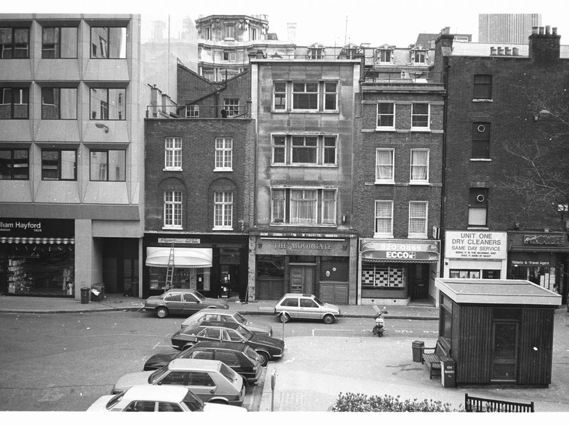 Moorgate Londo EC2 July 1985.. (Pub, External). Published on 12-03-2019