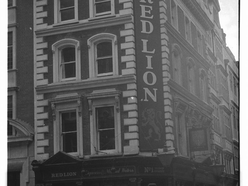Red Lion London EC2 taken in 1985.. (Pub, External). Published on 12-03-2019 