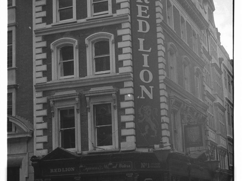 Red Lion London EC2 taken in 1985.. (Pub, External). Published on 12-03-2019
